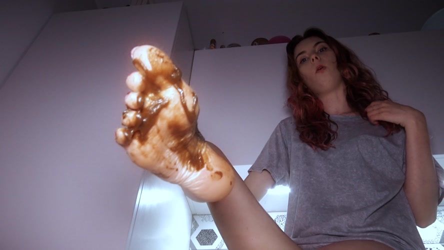 Clean up my feet - With Actress: HotDirtyIvone [MPEG-4] (2020) [UltraHD/4K 3840x2160]