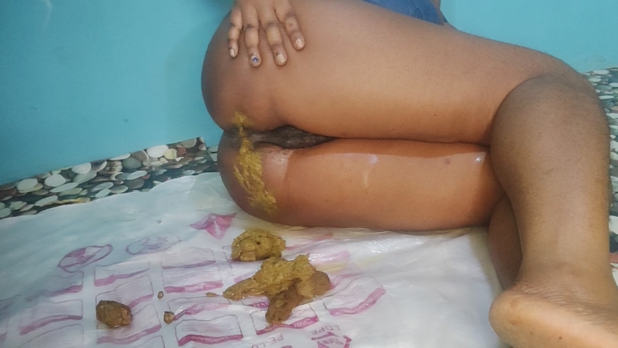 Training pretty eating and smearing - With Actress: PrettyEbonies [MPEG-4] (2025) [HD ]